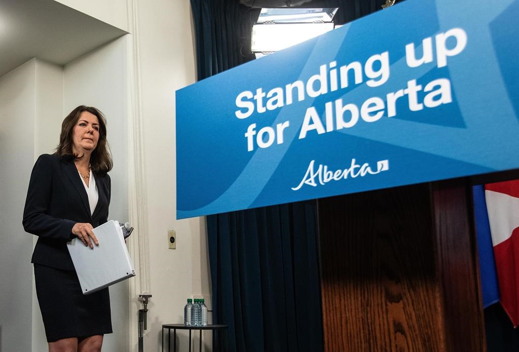 Премиерът Даниел Смит е готова да използва скалпел и трион