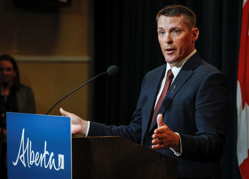 Министърът на финансите Нейт Хорнър след като обеща че всеки