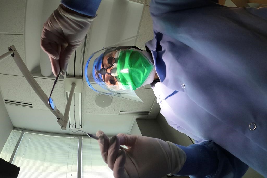 Министърът на здравеопазването Марк Холанд казва че правителството все още