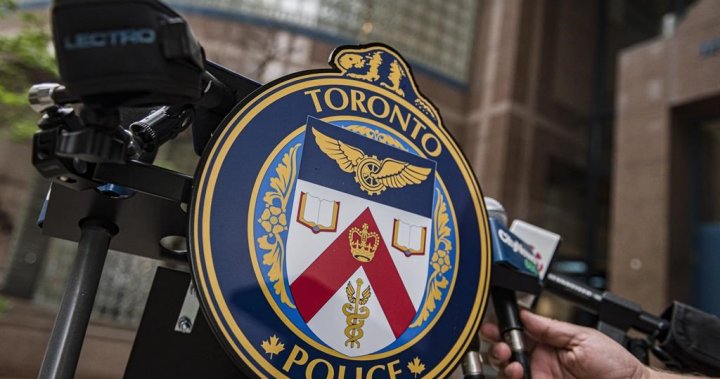 Полицията в Торонто съобщи че е арестувала мъж след като