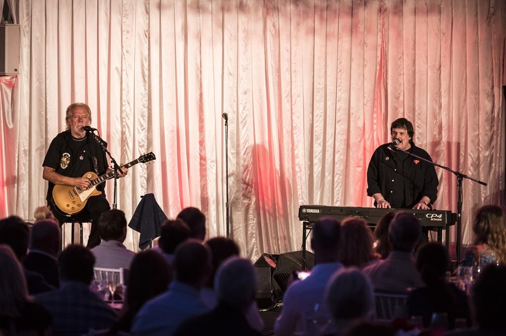 Иск заведен от Ранди Бахман и Бъртън Къмингс срещу двама