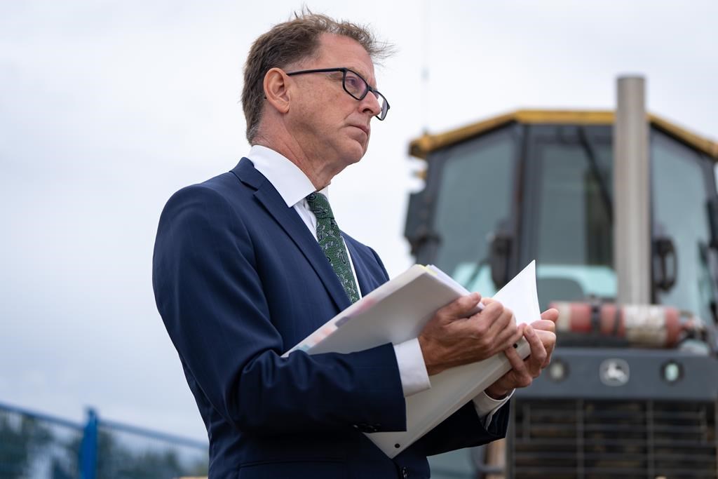 Министърът на здравеопазването на Британска Колумбия Ейдриън Дикс казва че