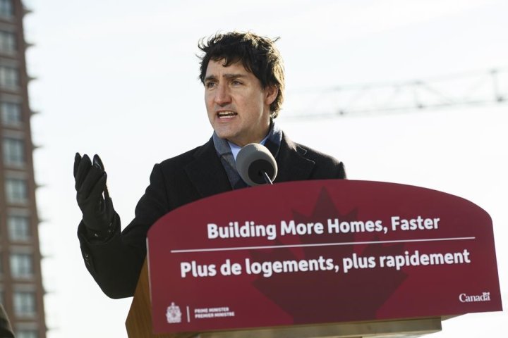 Federal government to give $471 million to Toronto in housing deal