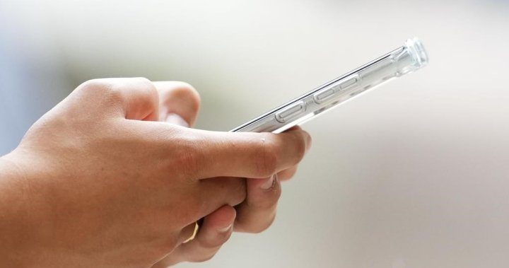Новото правило на Квебек забраняващо мобилните телефони в класните стаи