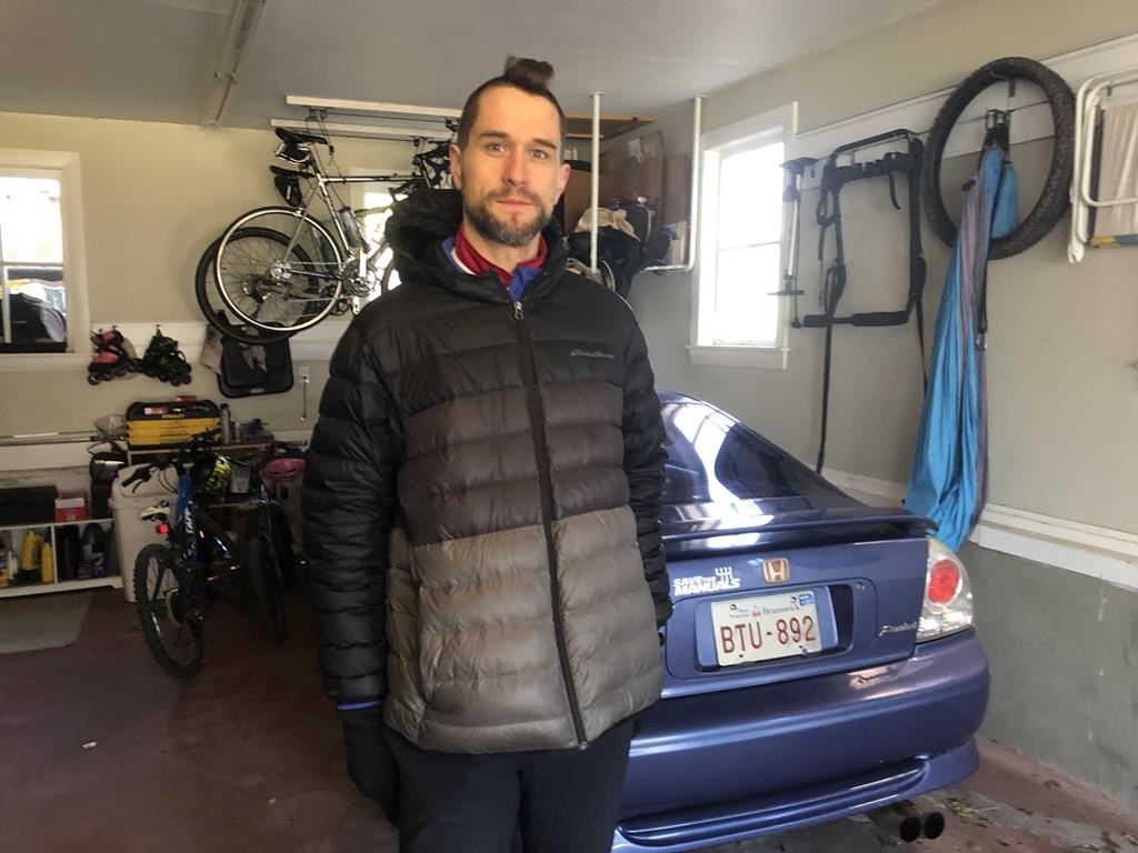 Музикант Ню Брунсуик чиято кола е била открадната и повредена е насочил