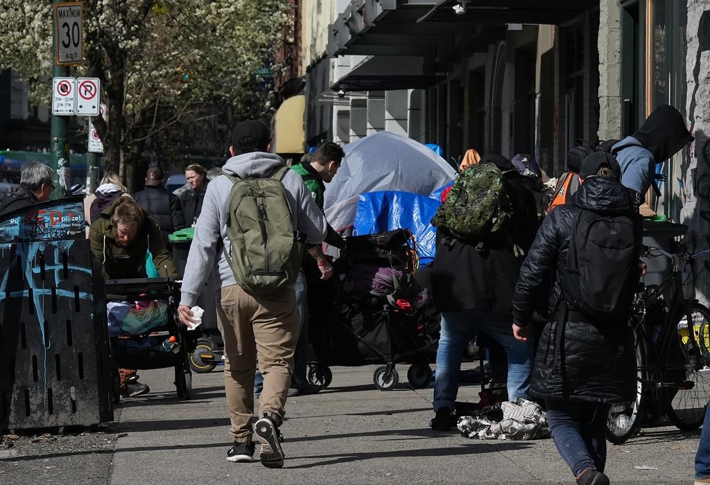 На Коледа Трей Хелтен и колегите от Обществото за превенция