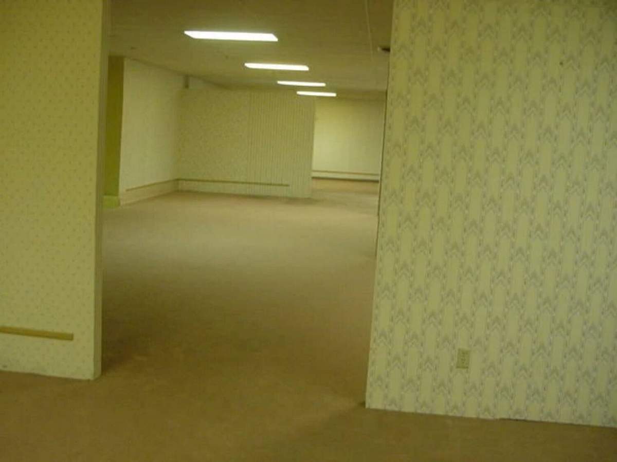 A room with yellow wall and carpets.