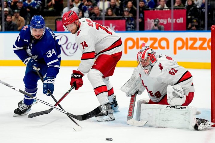 Hurricanes hold off Leafs to earn 3-2 road win