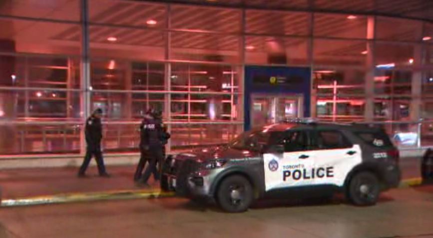 Полицията в Торонто съобщи че издирва тийнейджър след като 15 годишно