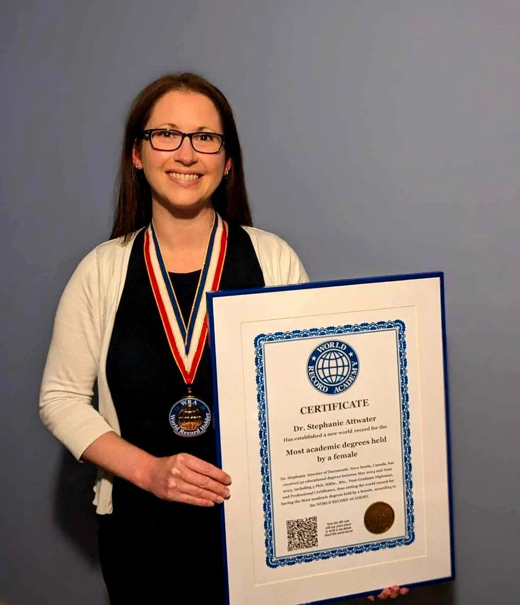 Жена от Дартмут Северна Каролина сега притежава най много академични степени