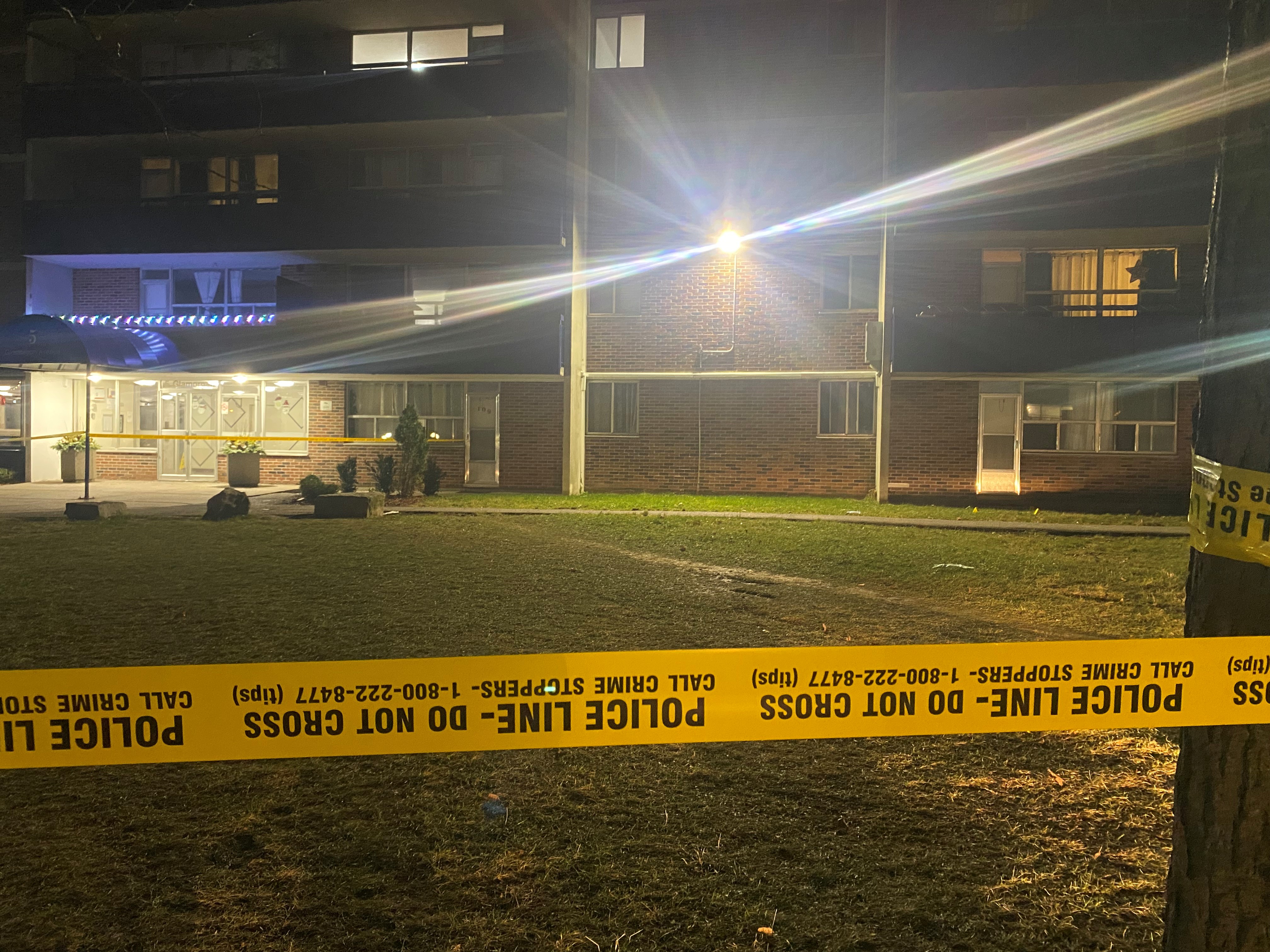 Woman, 2 children found in critical condition at Toronto apartment building