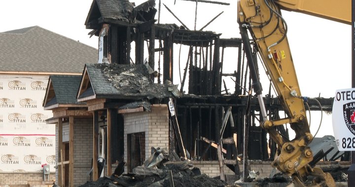 圣诞早晨，安大略省巴斯的5栋正在建设中的房屋被烧毁