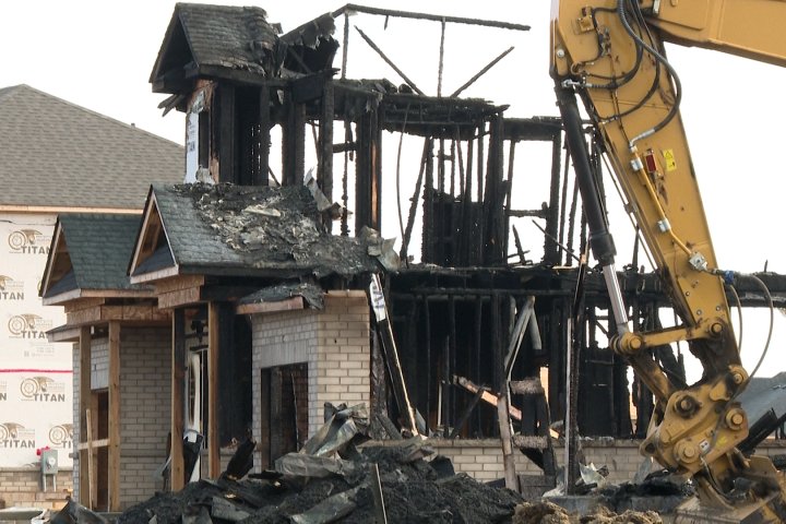 5 homes under construction burn to the ground on Christmas morning in Bath, Ont.