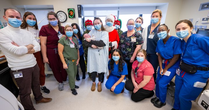 圣诞老人带来节日的欢乐给位于安大略省金斯顿的病童们