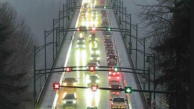 Беше мокро и ветровито начало на работната седмица в много