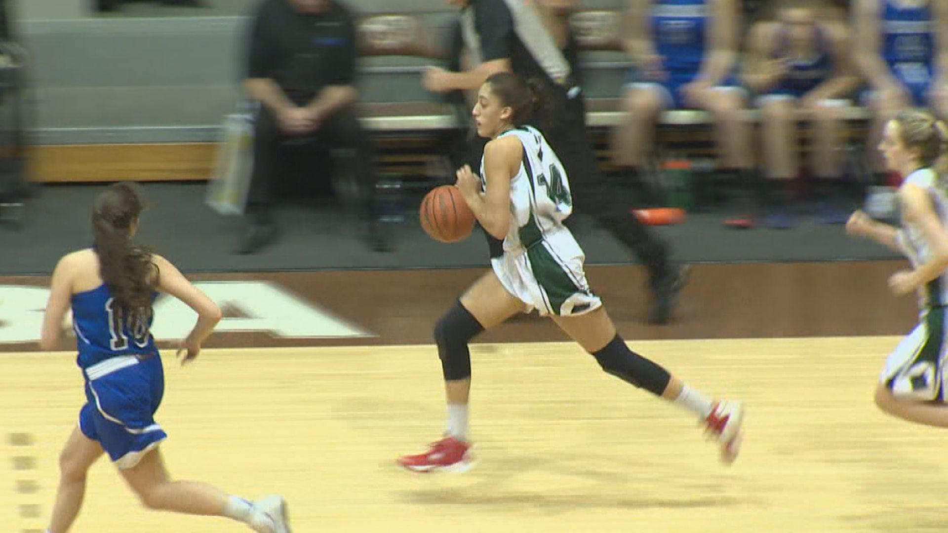 Ния Бекер от Уинипег е една от шепата жителки на