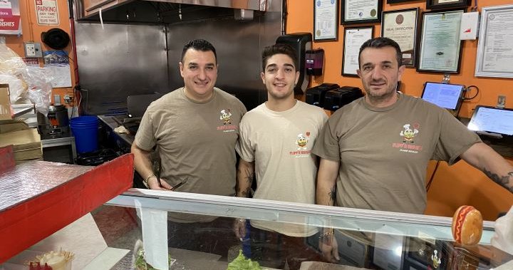 Семейство сервира безплатни бургери за бездомните в Калгари: „Вдига настроението ви“