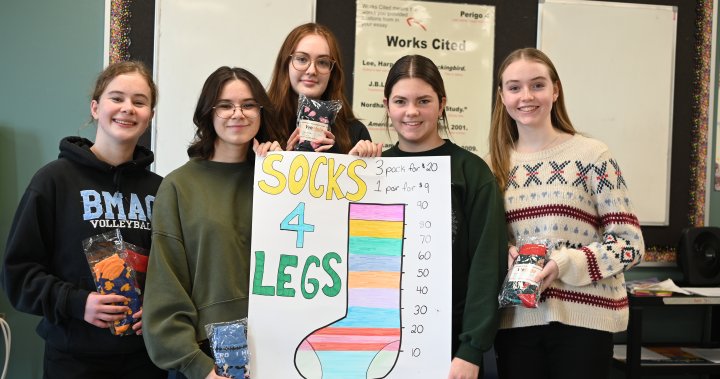 Католически ученици от Гуелф продаваха чорапи, за да си купят протези за крака като част от проект