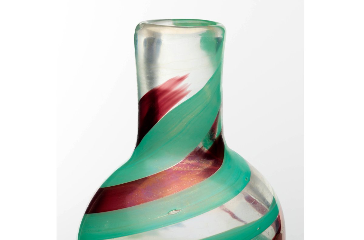 赖特拍卖行提供的这张图片展示了意大利建筑师兼设计师卡洛·斯卡帕 (Carlo Scarpa) 设计的一个花瓶，该花瓶是他 20 世纪 40 年代 Pennelatte 系列的一部分。