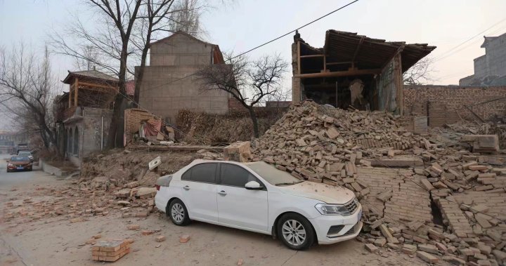 Най-малко 127 души загинаха, след като земетресение разтърси Северозападен Китай