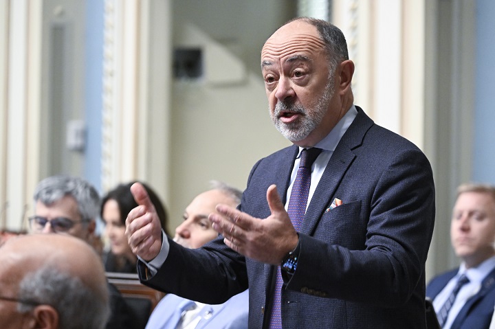 Министърът на здравеопазването Кристиан Дюбе настоява че неговият основен законопроект