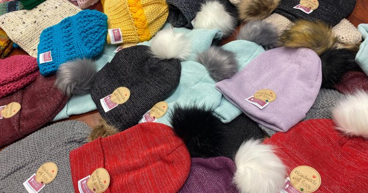 彭蒂克顿女性中心捐赠100个手工帽子给需要帮助的人们