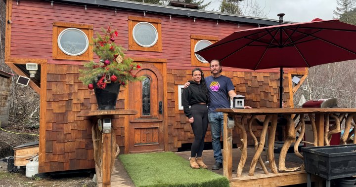 Peachland, B.C. couple in dispute with regional district over living in tiny home