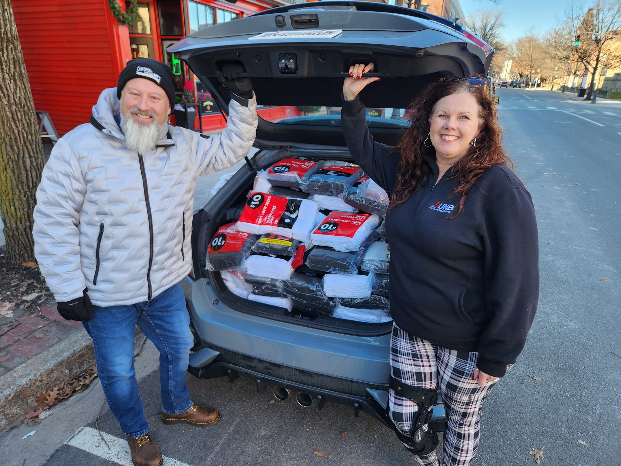 Двойка от Ню Брънзуик се обединява за да помогне на