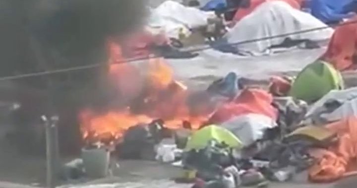 Пожарни екипи реагират на пламъци в лагер в центъра на Едмънтън