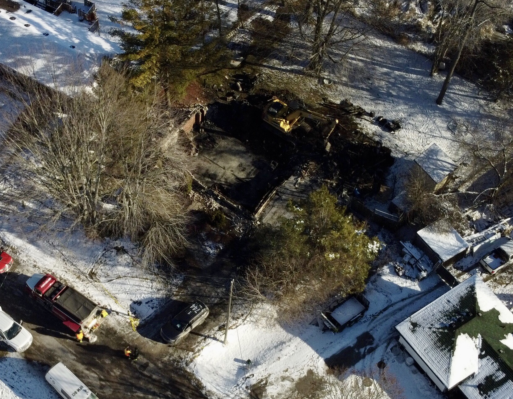 Пожарните служители откриха тяло и три починали домашни любимци след