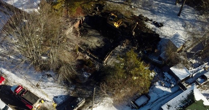 Човешки останки бяха открити след пожар в къща в Енисмор: Шеф на пожарната в Онтарио