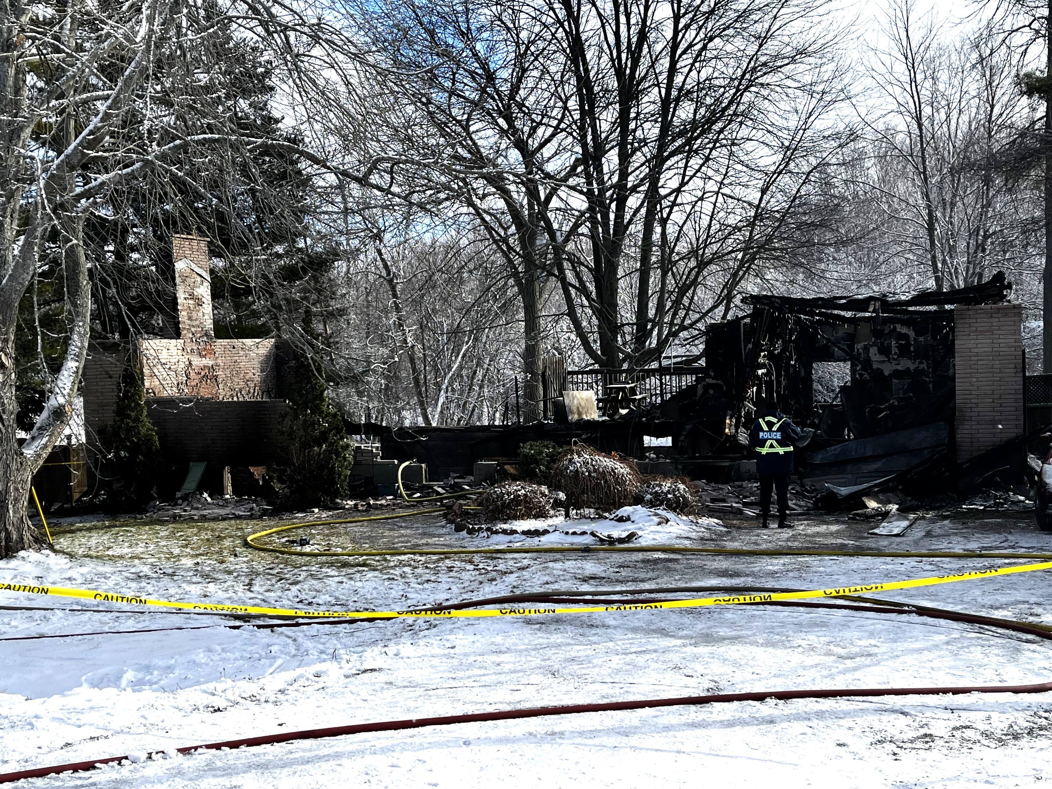 Офисът на Пожарникарите на Онтарио съобщи че един човек е