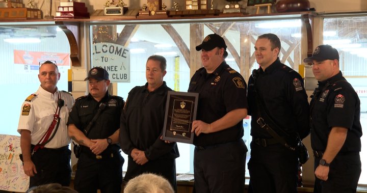 Напани, Онтарио кърлинг клубът почита местните пожарникари