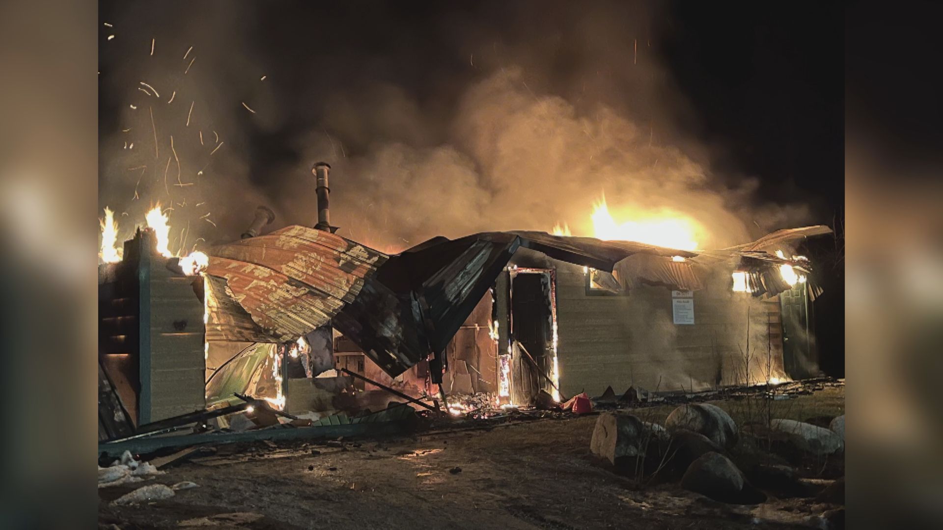 Жителите на квартал Пийчланд преживяха дълга и изтощителна нощ след