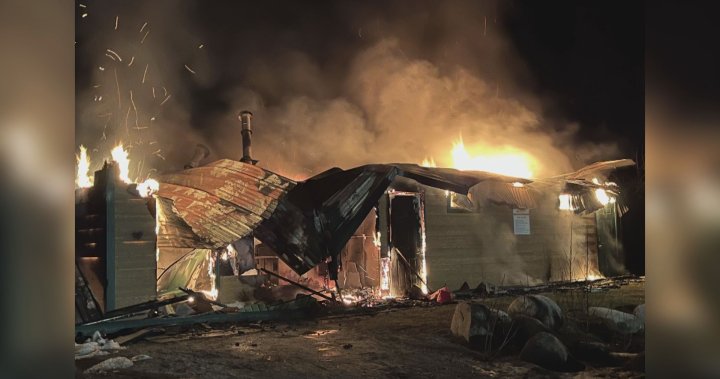 Жителите на курорта извън противопожарната зона на Пийчланд се борят с пожара