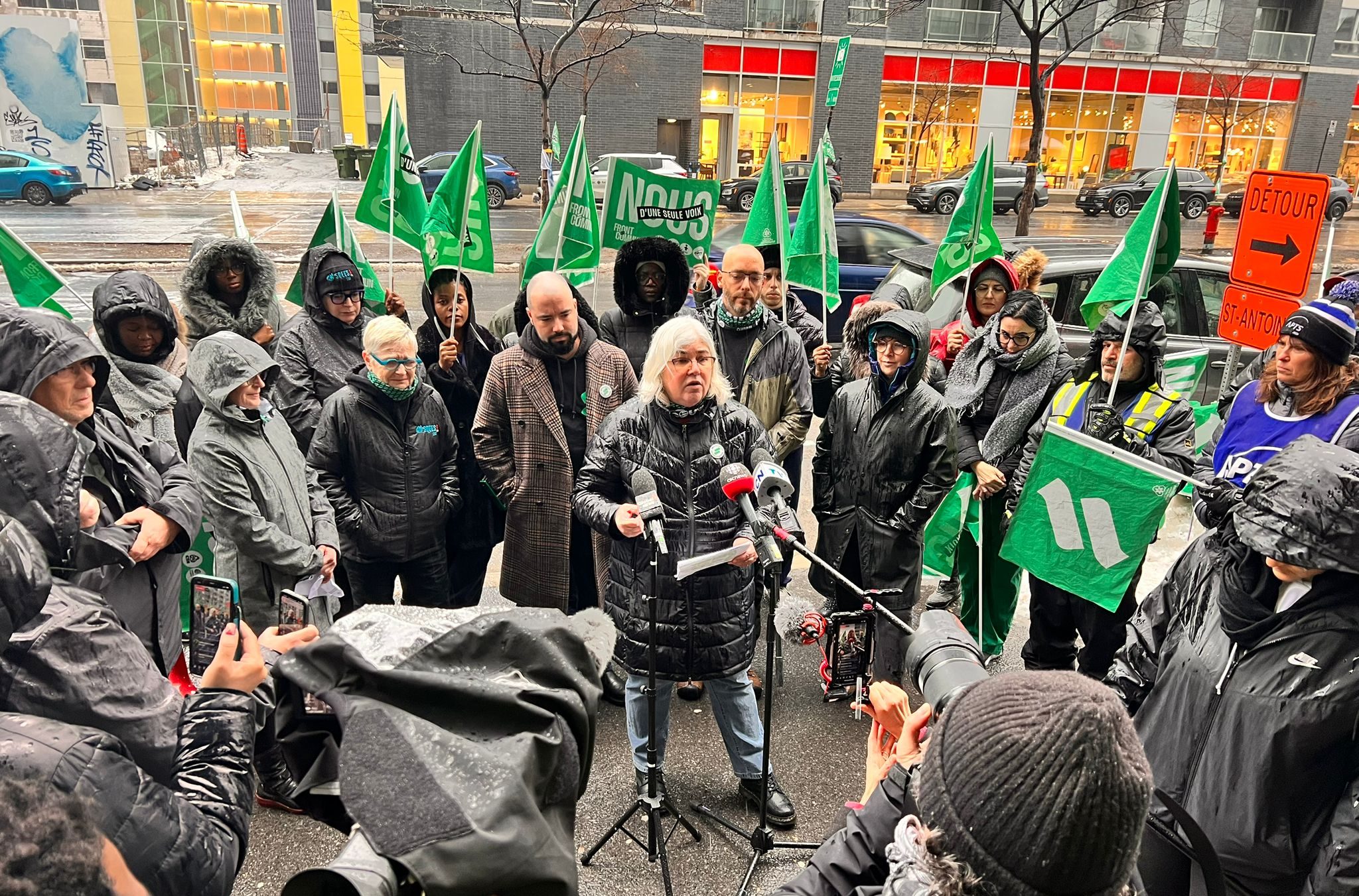 Със стотици хиляди работници от публичния сектор на Квебек в