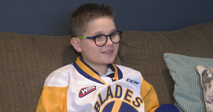 10-годишно дете с увредено зрение обявява стартовия състав на Саскатун Блейдс