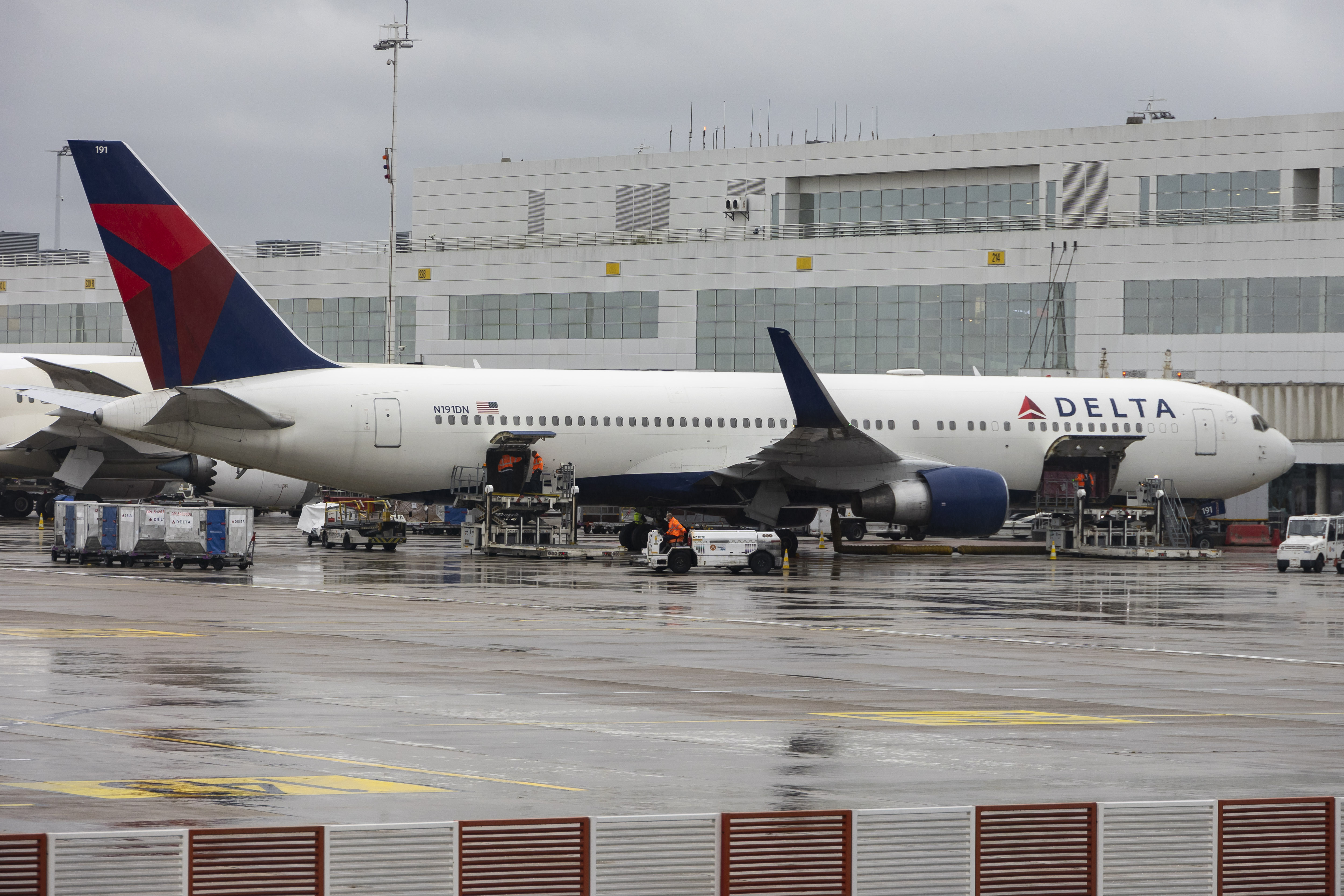 Delta Passengers Sheltered At Labrador Military Base After Flight ...