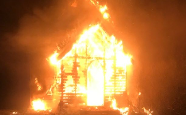 RCMP разследва предполагаеми палежи след две църкви, унищожени близо до Barrhead
