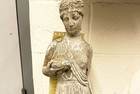 Загубихте 3-футова скулптура в „гръцки стил“? Полицията в Белвил може да го е открила