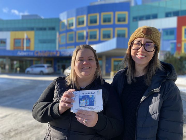 Има реален коледен ангел който разведрява духа на някои семейства