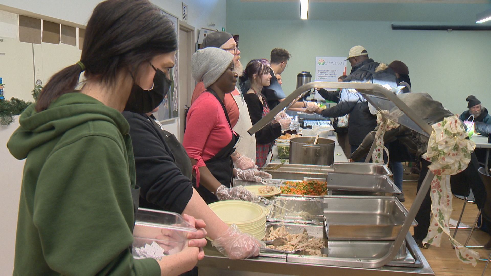 По време на сезона на дарения много бизнеси и организации