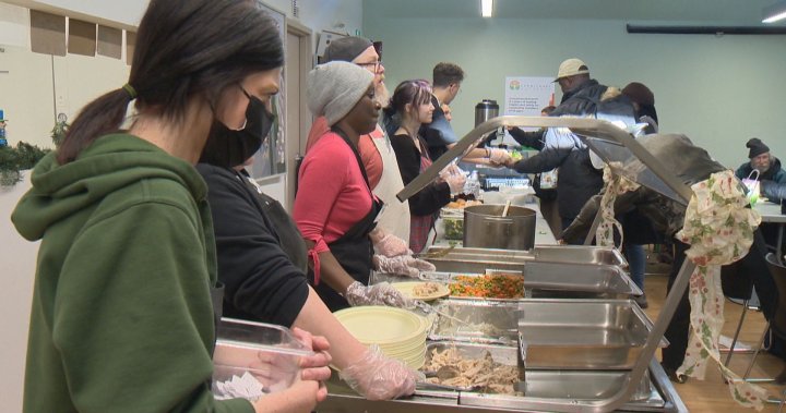 雷吉纳组织在整个12月期间通过节日餐饮为数百人提供了食物