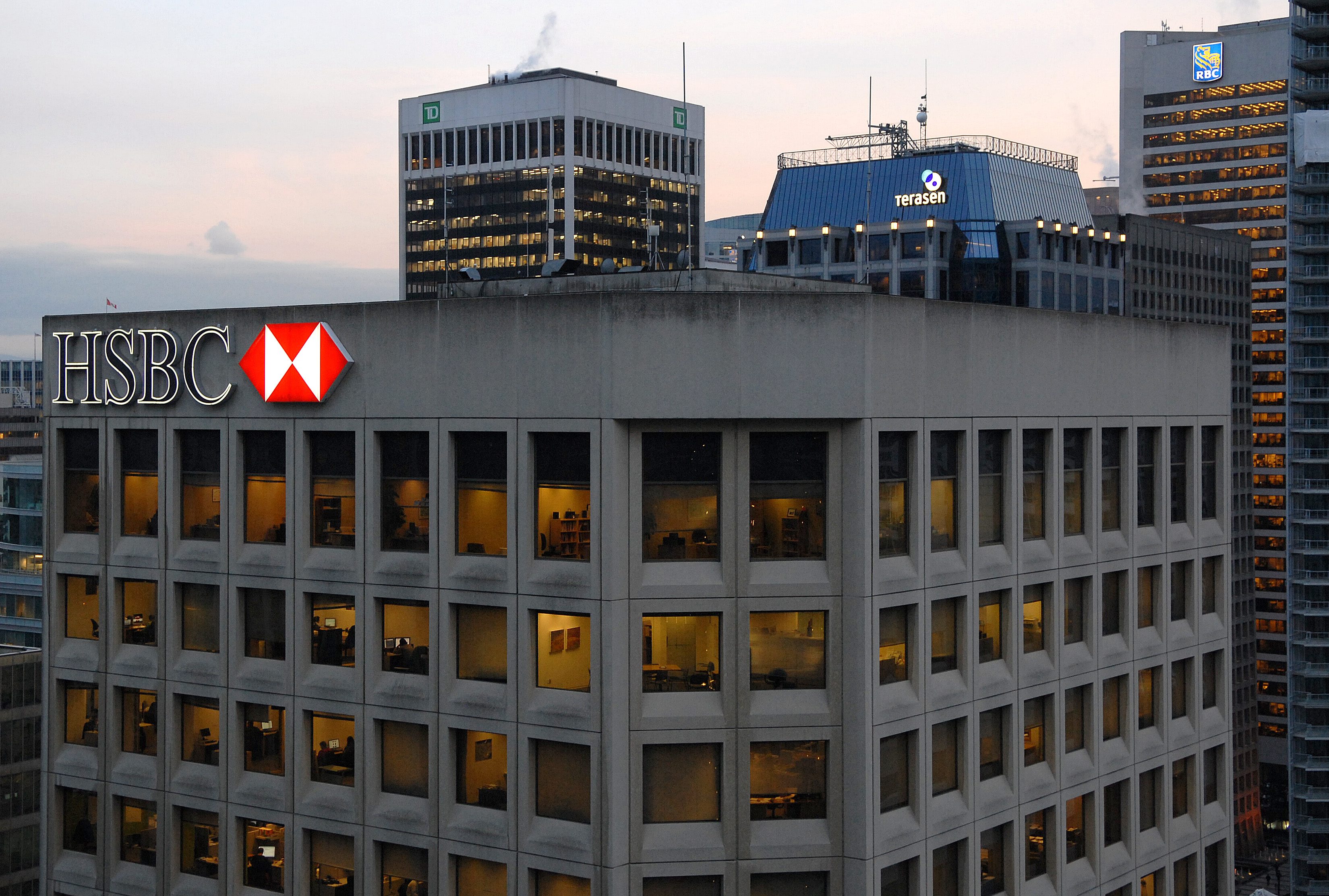 HSBC заяви че очаква продажбата на своите канадски операции на