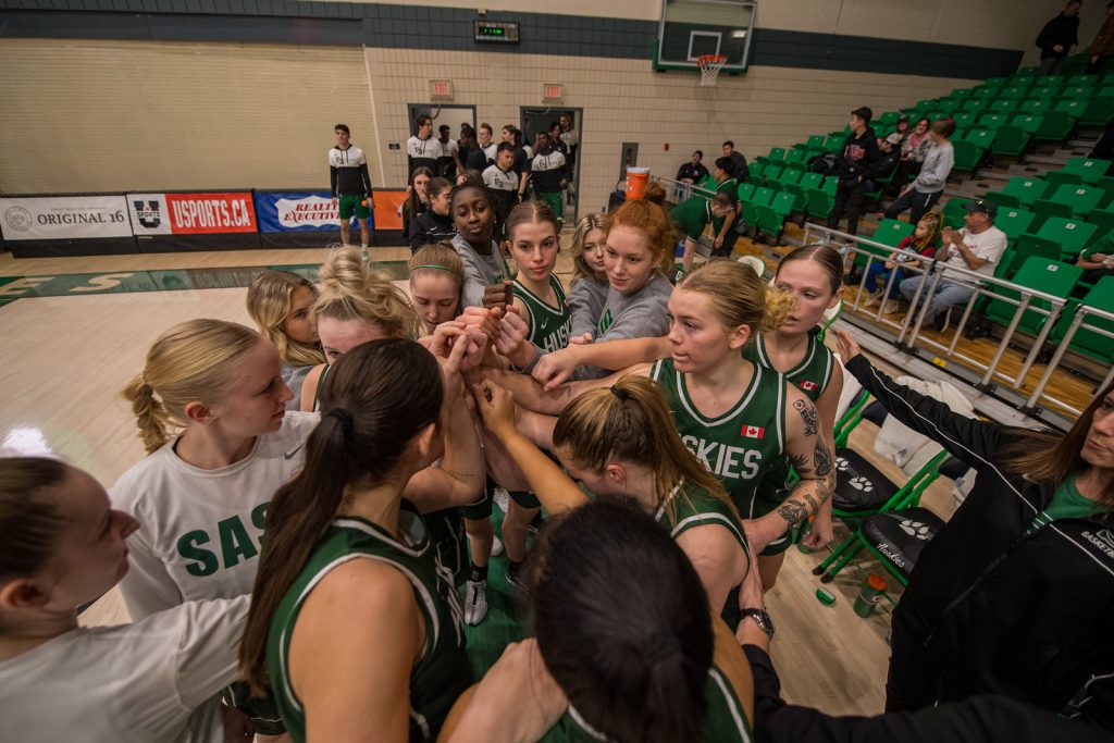 Докато играчите от женския баскетболен отбор на University of Saskatchewan