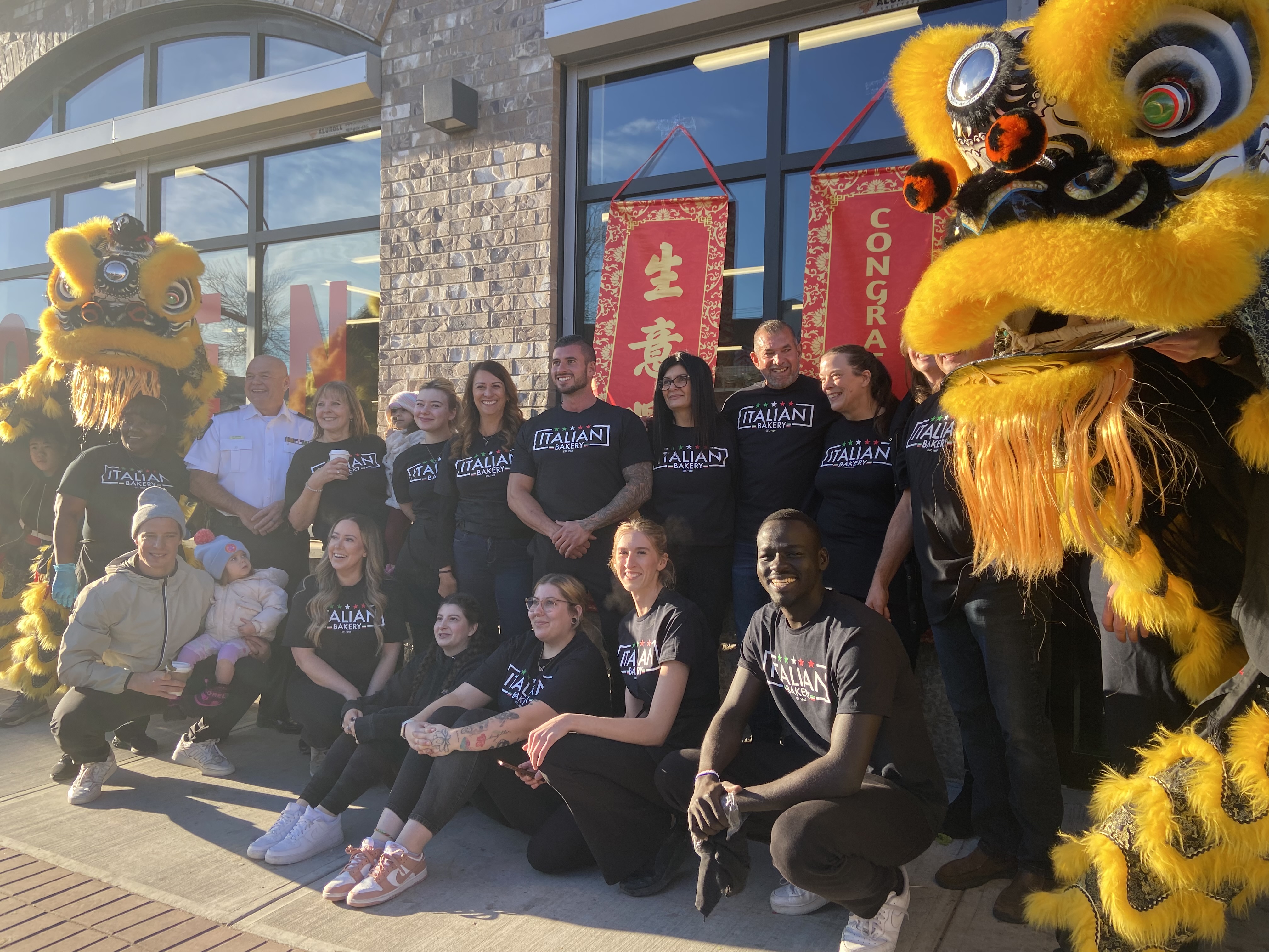 Италианската пекарна в Едмънтън отпразнува грандиозното си повторно откриване в