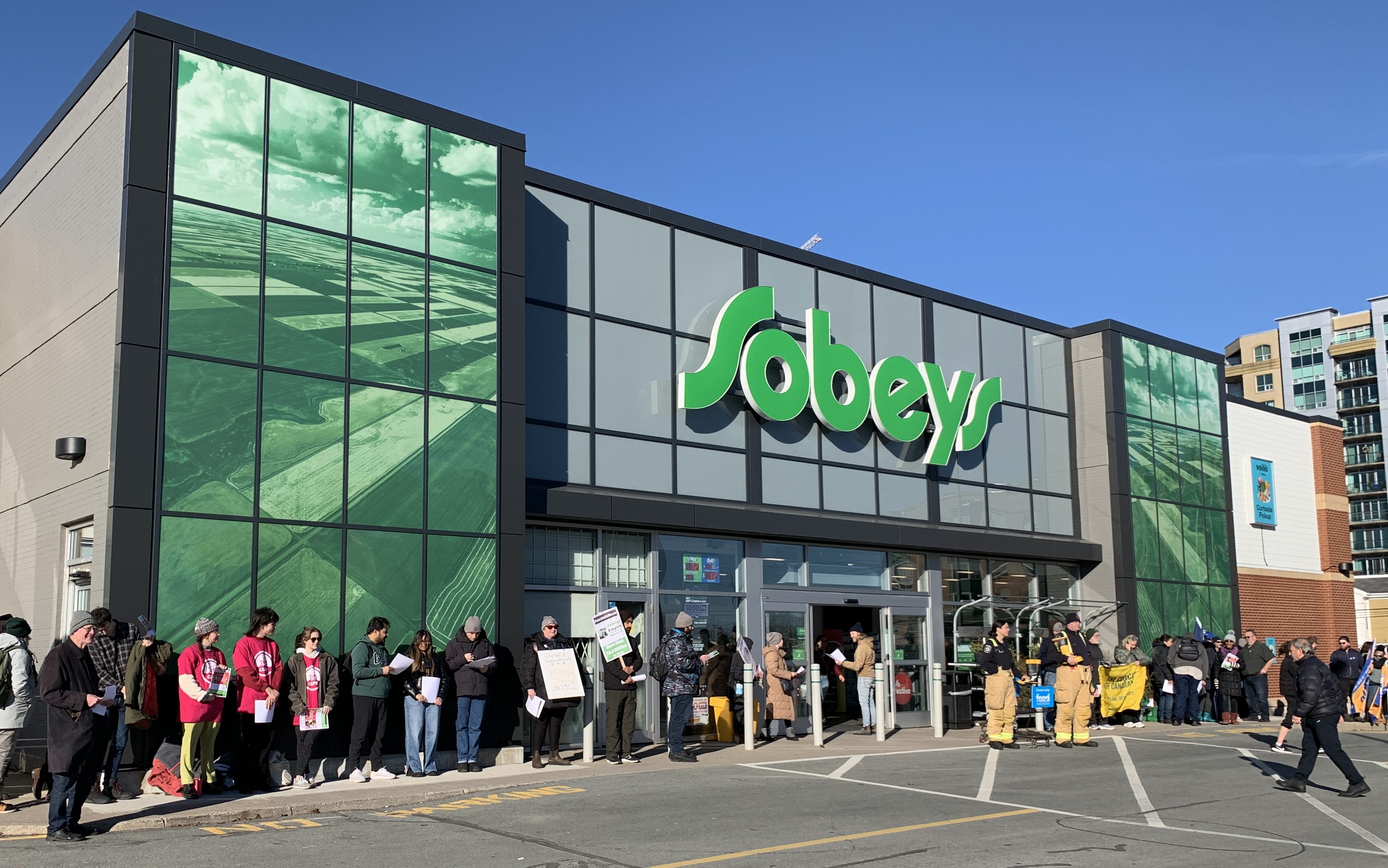Halifax workers at Sobeys-owned store gain nationwide support as strike enters fifth week