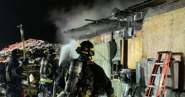 Екипите на пожарната в Уест Келоуна, Британска Колумбия, бързат да потушат огъня в конструкцията