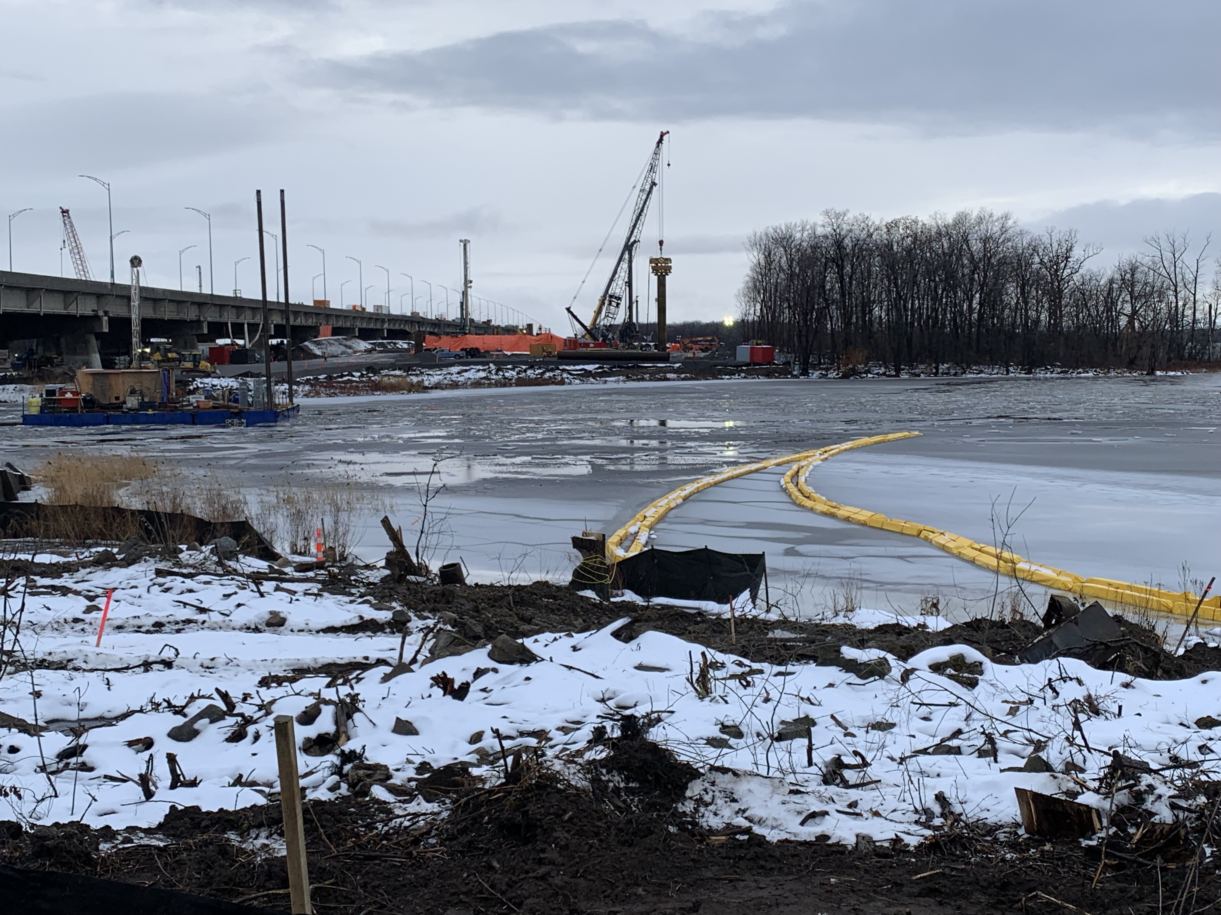 Докато строителството продължава за изграждането на нов мост Île aux Tourtes продължават