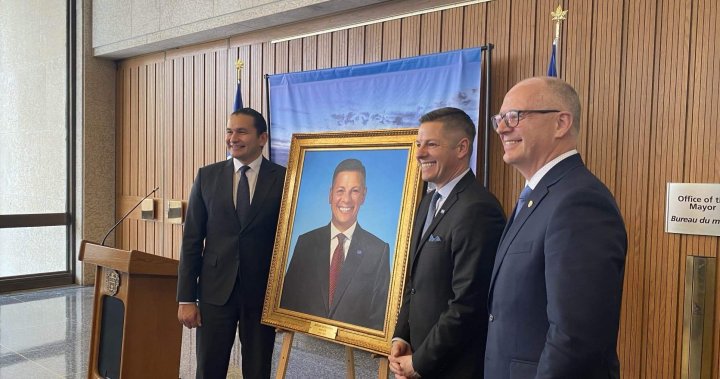 前温尼伯市长布赖恩·鲍曼的肖像在市政厅揭幕